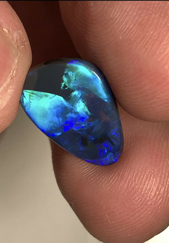 Australian Black Opal Gemstone 3.9cts N2 Body Tone B2 Brightness Broadflash Pattern Green / Blue fires 16x12x2mm  GEM1204
